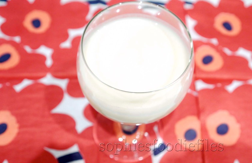 Tasty home-made almond milk: fresh too!
