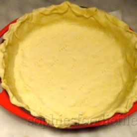 Placing pastry on top of baking paper, in bottom & sides!